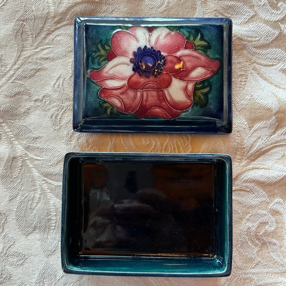 William Moorcroft, VINTAGE Deep blue ground with pink/green/blue anemone England - Picture 4 of 8